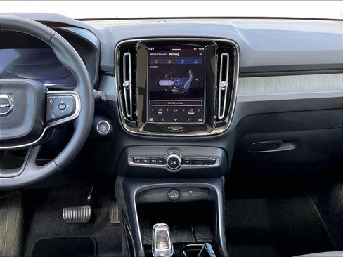 Used 2025 Volvo XC40 B5 Plus image 9