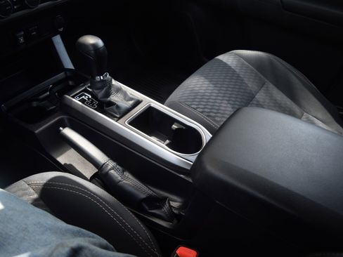 Used 2021 Toyota Tacoma SR5 w/ Trail Edition image 13