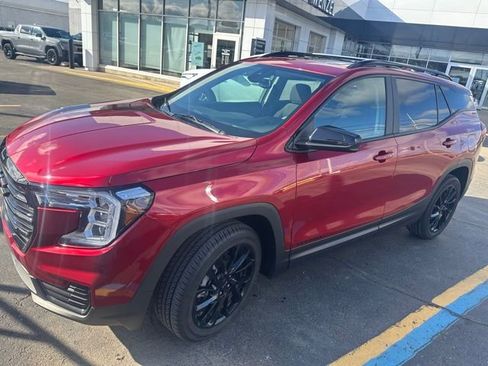 Used 2023 GMC Terrain SLE w/ Driver Convenience Package image 5