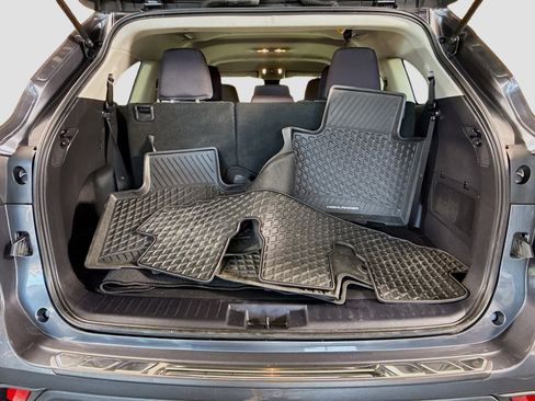 Used 2020 Toyota Highlander LE image 35