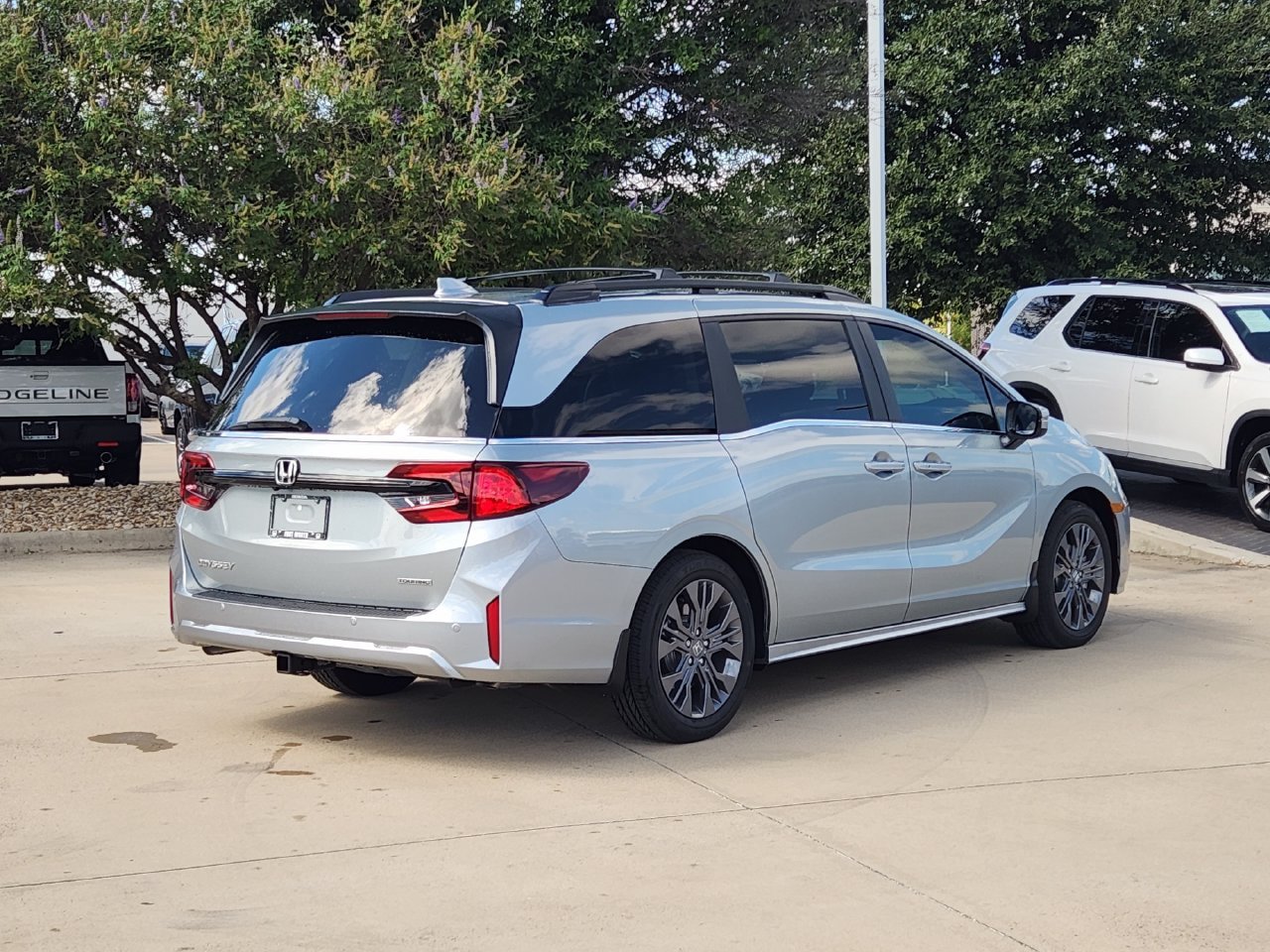 New 2027 Honda Odyssey Touring image 3