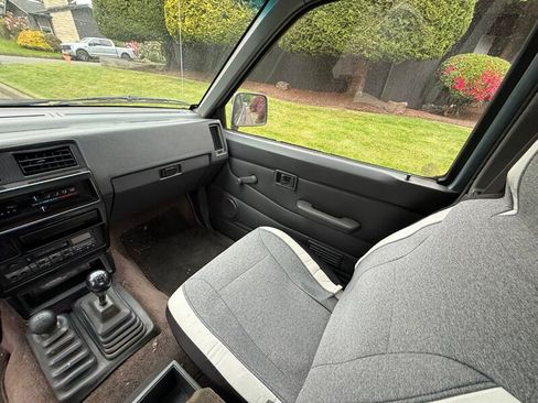 Used 1993 Nissan Pickup 4x4 King Cab image 11