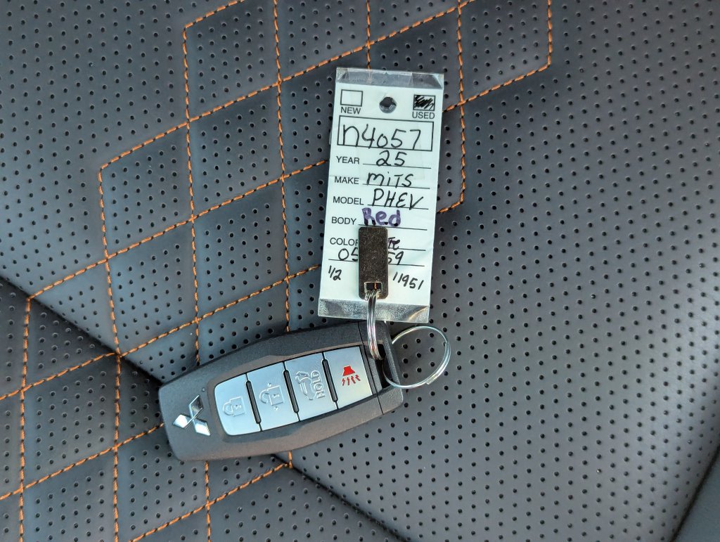 Used 2025 Mitsubishi Outlander 4WD Plug-In Hybrid image 44