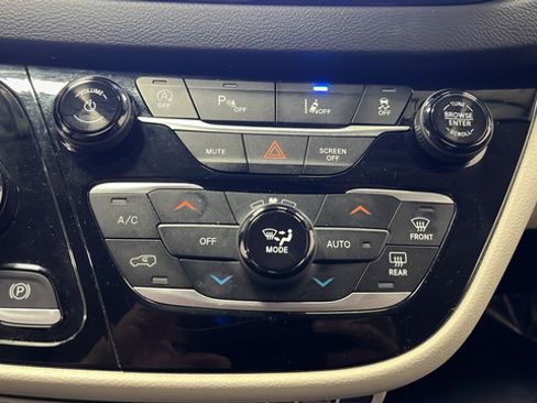 Used 2024 Chrysler Pacifica Touring-L FWD image 17