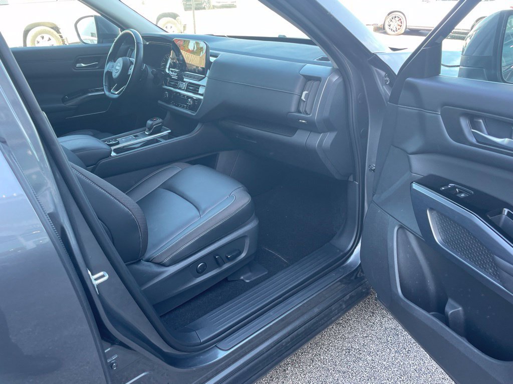 Used 2025 Nissan Pathfinder SL AWD/4WD image 13