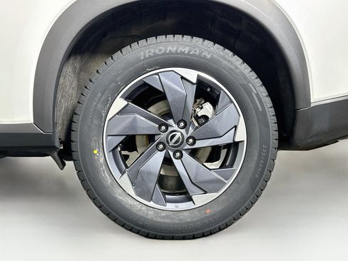 Used 2024 Nissan Rogue SV FWD image 11