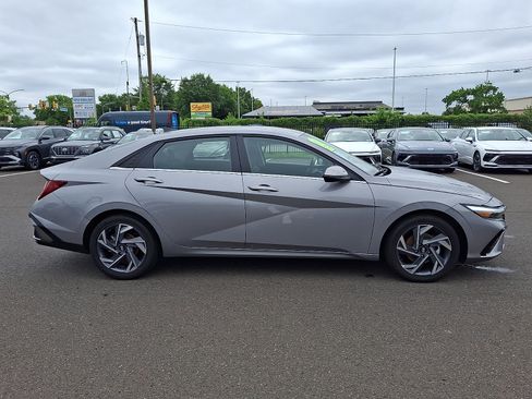 Certified 2025 Hyundai Elantra Limited FWD image 7