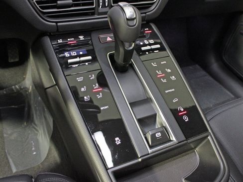 Used 2025 Porsche Macan image 27