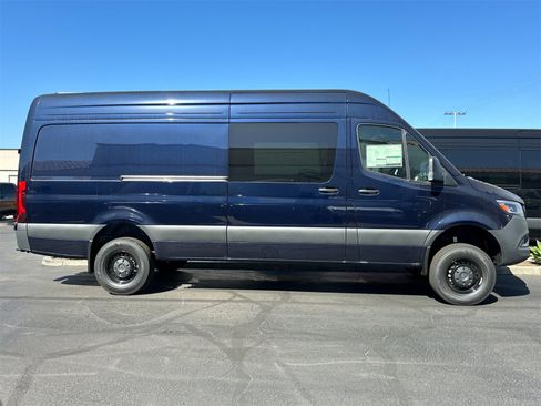Used 2024 Mercedes-Benz Sprinter 2500 image 2