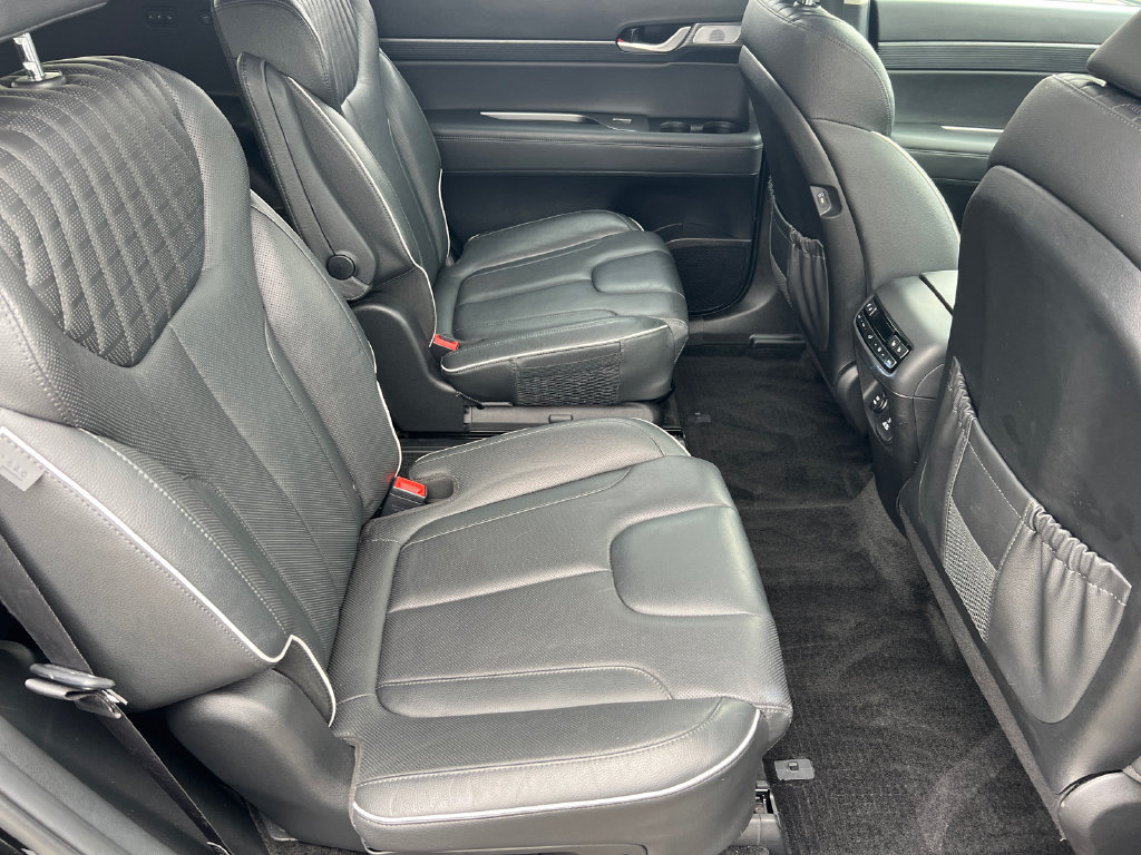 Used 2023 Hyundai Palisade Limited w/ Winter Package FWD image 18