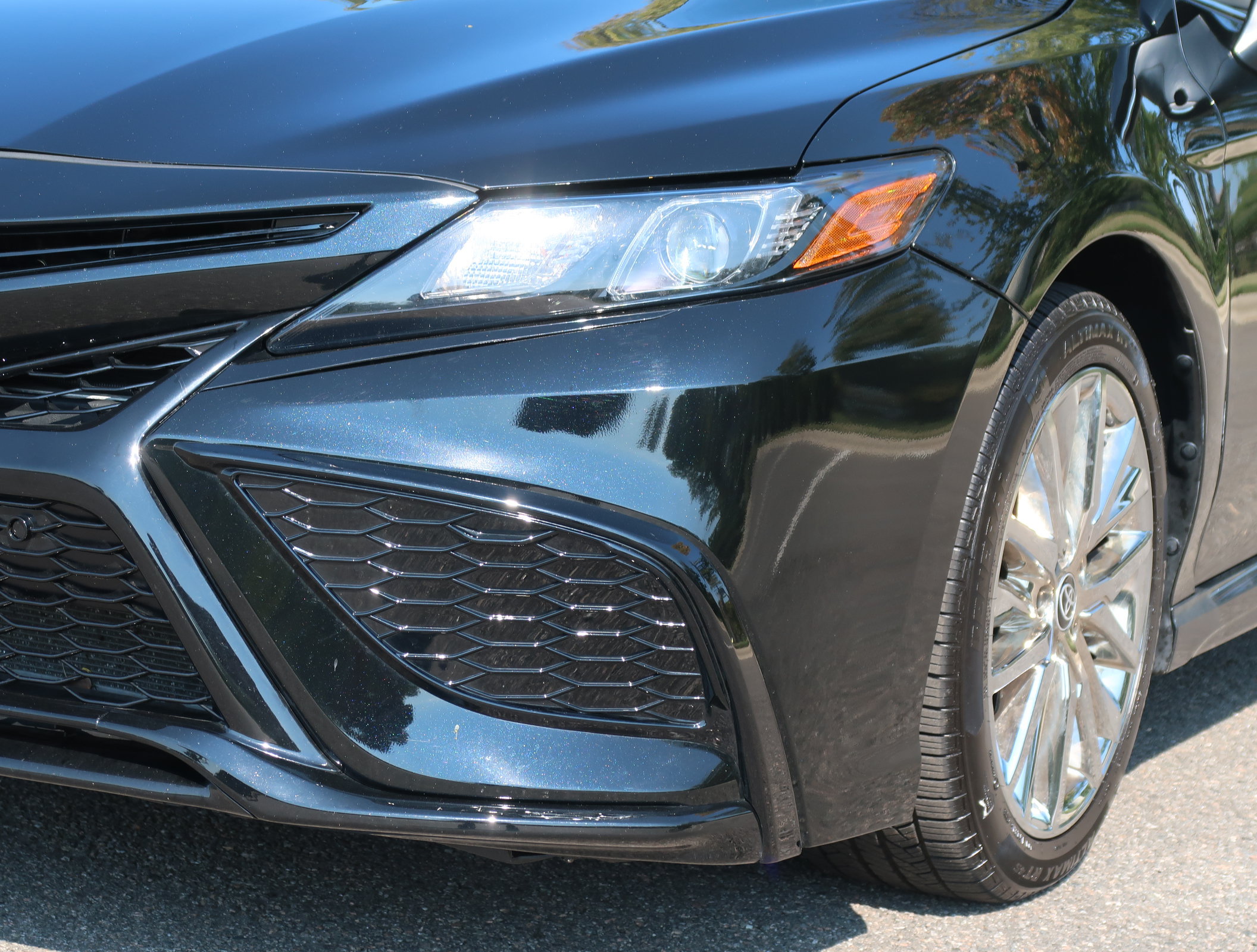 Used 2024 Toyota Camry SE w/ Convenience Package FWD image 4