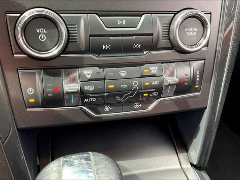 Used 2019 Ford Explorer XLT w/ Equipment Group 202A FWD image 31