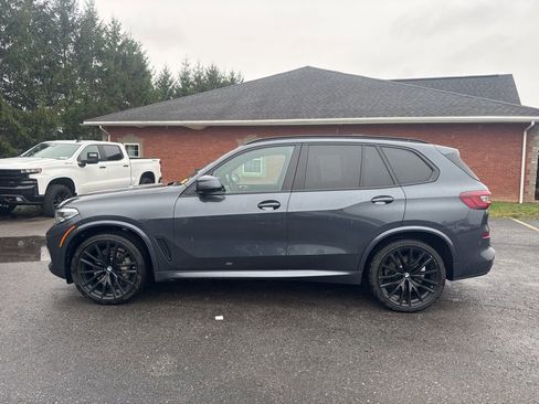 Used 2022 BMW X5 xDrive40i w/ M Sport Package image 2