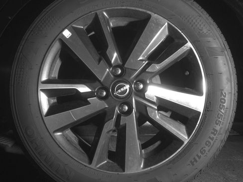 Used 2025 Nissan Versa SV FWD image 17