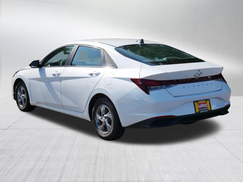 Used 2022 Hyundai Elantra SE FWD image 5