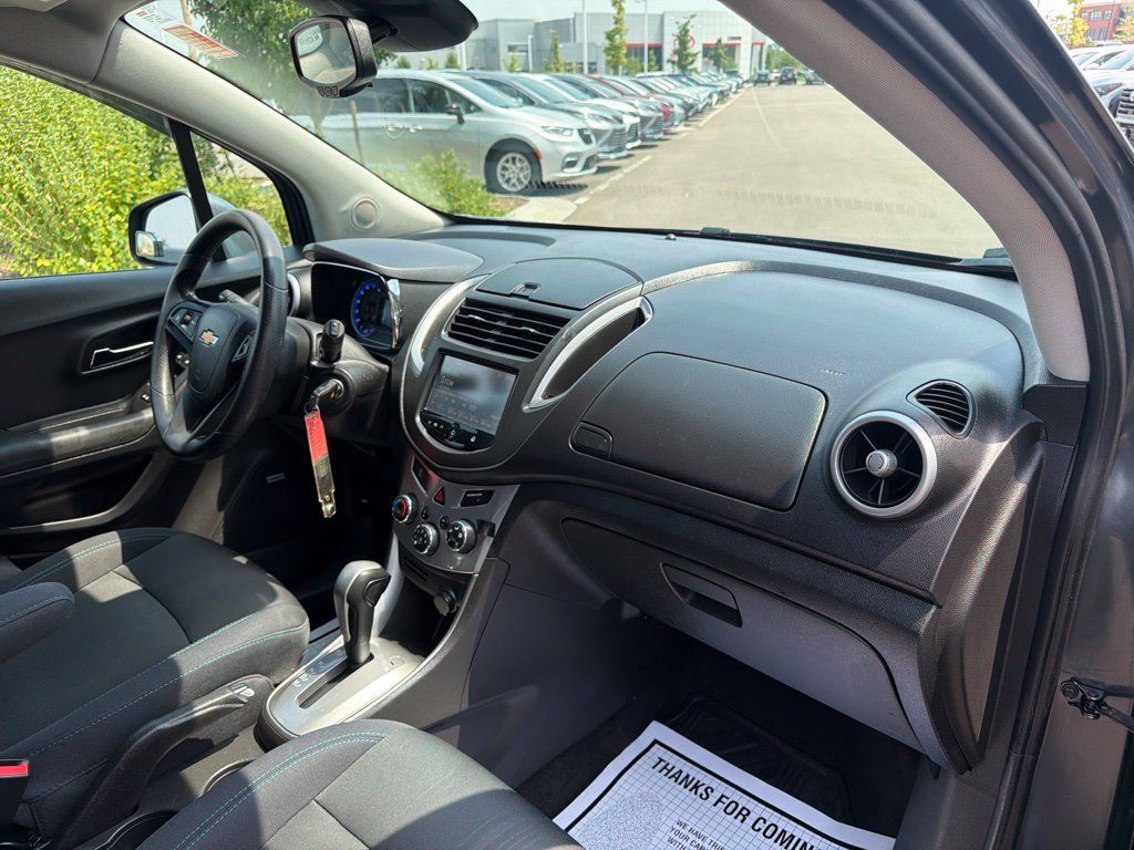 Used 2016 Chevrolet Trax LT w/ LT Sun and Sound Package AWD/4WD image 12