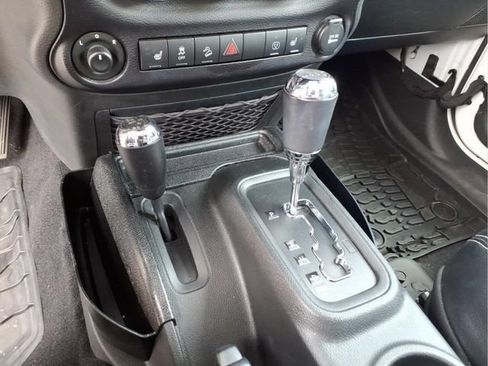 Used 2018 Jeep Wrangler Unlimited Sahara w/ Connectivity Group AWD/4WD image 26