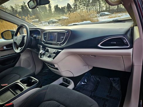 Used 2018 Chrysler Pacifica Touring Plus image 41