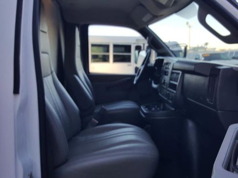 Used 2017 Chevrolet Express 3500 RWD image 17