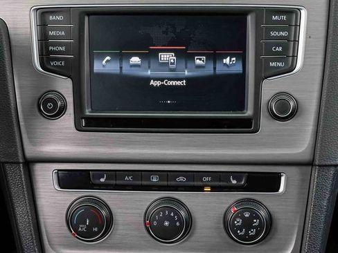 Used 2016 Volkswagen Golf SE image 11