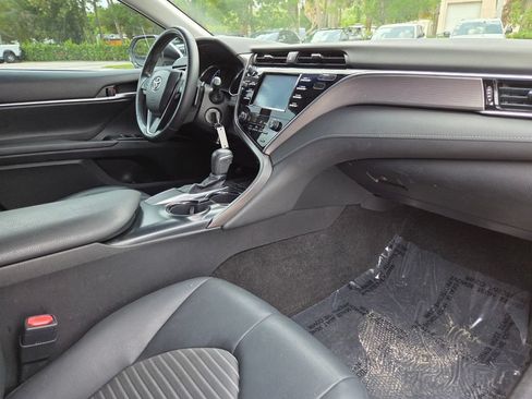 Used 2018 Toyota Camry SE FWD image 14