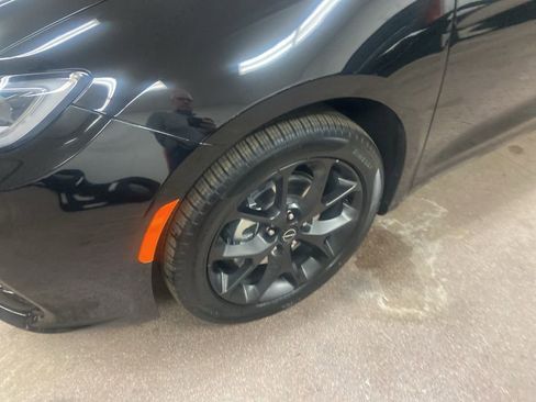 New 2026 Chrysler Pacifica Select image 5