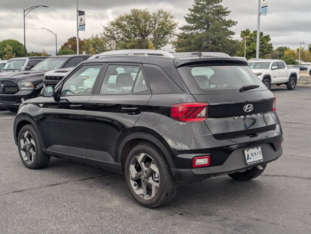 Used 2026 Hyundai Venue SEL FWD image 8