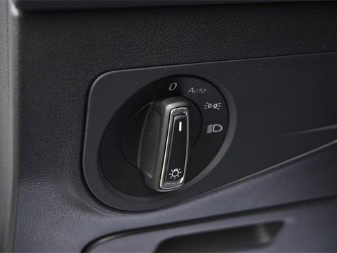 Certified 2022 Volkswagen Tiguan SE image 9