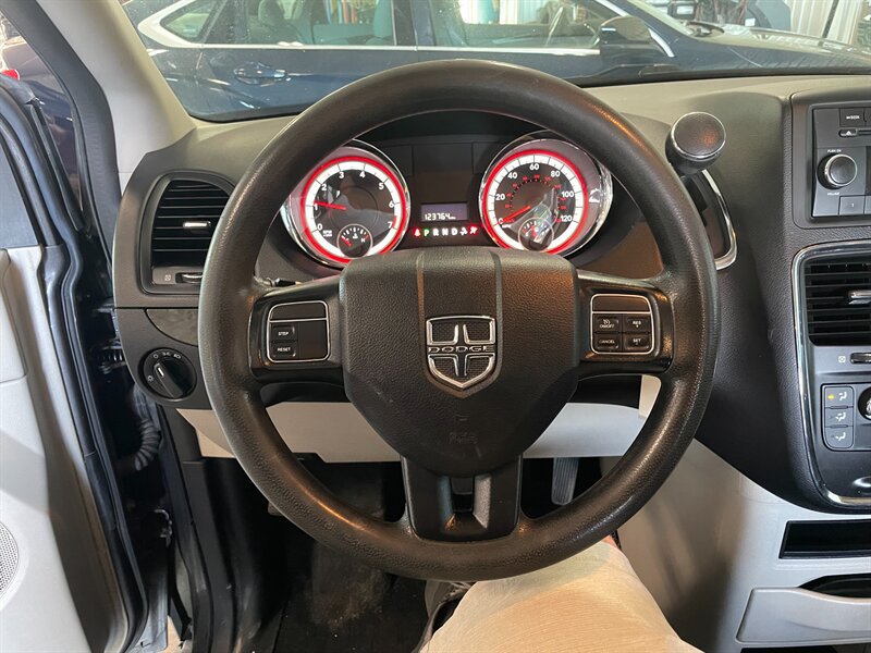 Used 2020 Dodge Grand Caravan SE w/ SE Plus Group FWD image 8