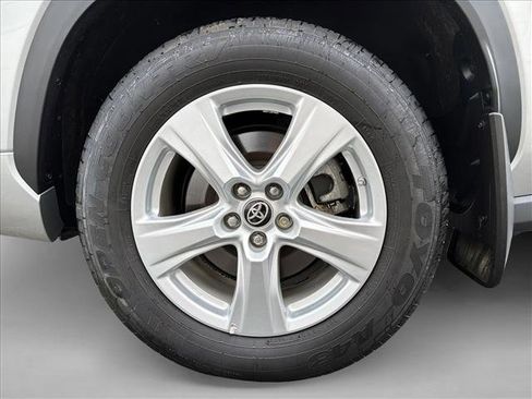 Used 2023 Toyota Highlander LE FWD image 9