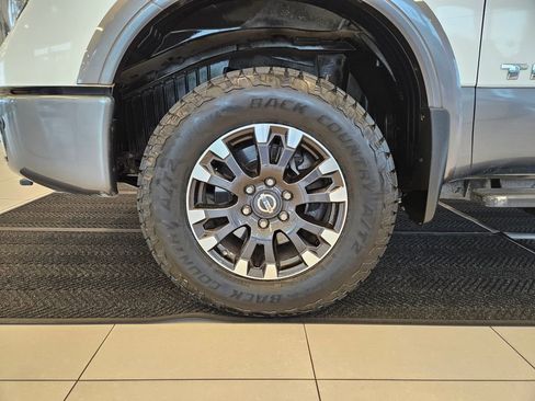 Used 2019 Nissan Titan PRO-4X w/ Pro-4x Convenience Package image 12