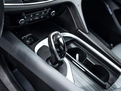 Used 2020 Buick Enclave Essence image 10