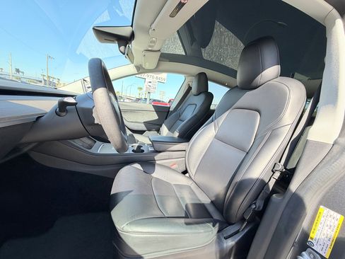 Used 2022 Tesla Model Y Long Range image 13