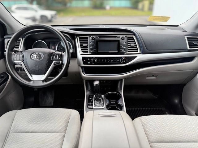 Used 2018 Toyota Highlander LE AWD/4WD image 24