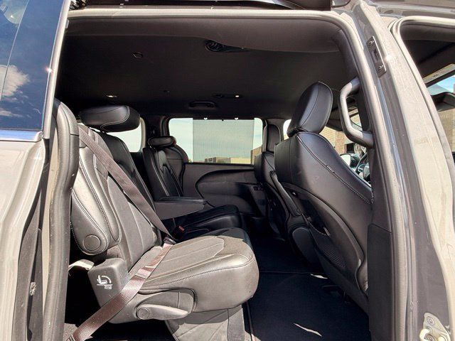 Certified 2025 Chrysler Pacifica Select FWD image 18