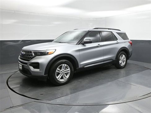 Used 2023 Ford Explorer XLT image 1