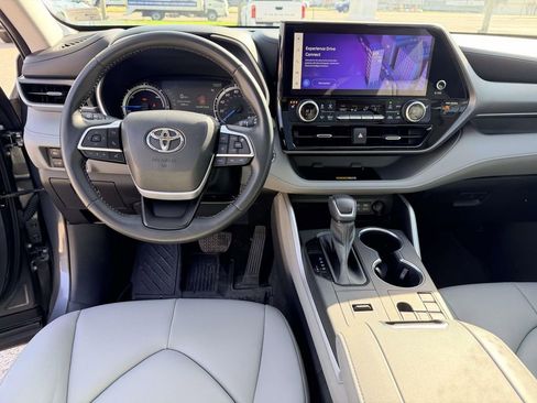 Used 2023 Toyota Highlander XLE AWD/4WD image 2