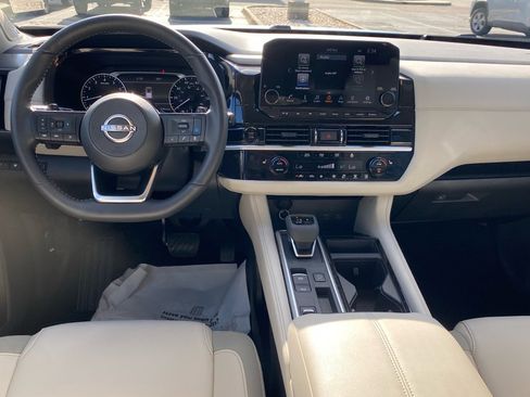 Used 2025 Nissan Pathfinder SL w/ SL Premium Package image 8