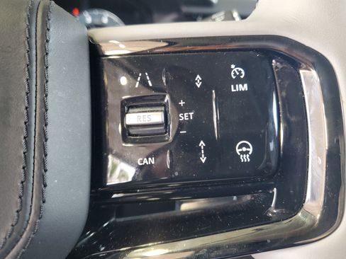 Used 2025 Land Rover Range Rover Velar Dynamic SE image 24