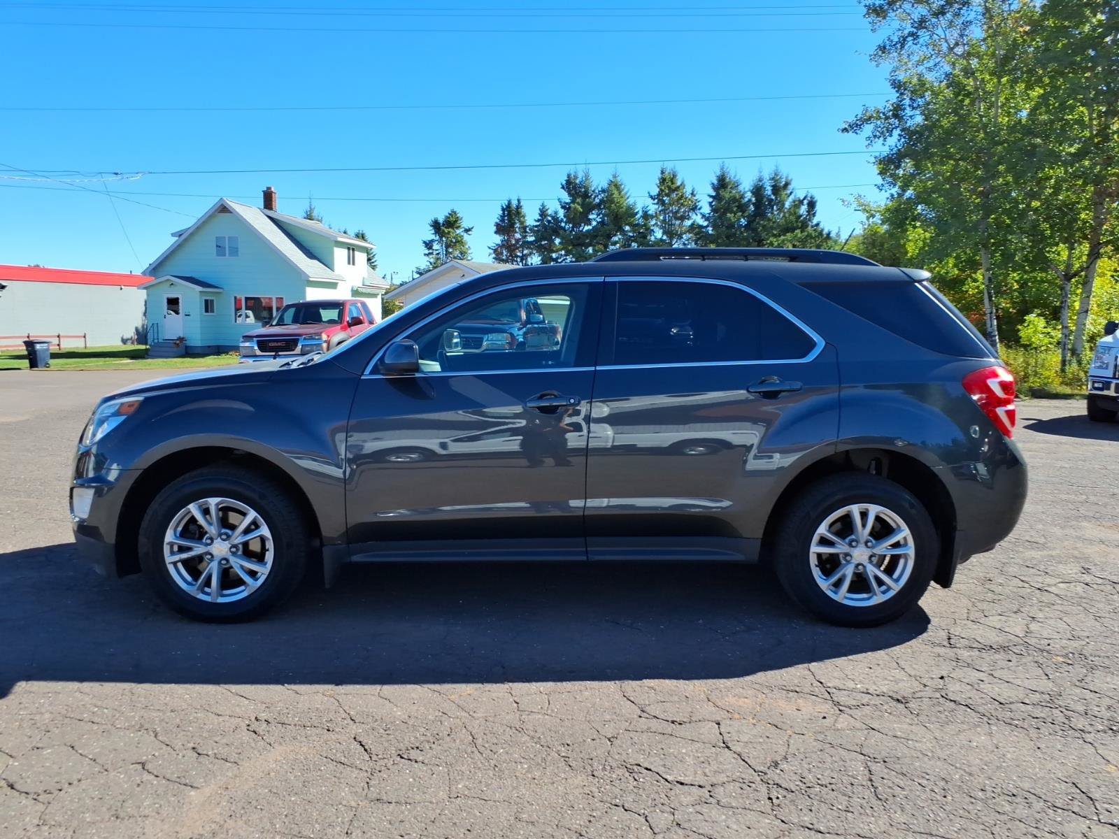 Used 2017 Chevrolet Equinox LT w/ Convenience Package AWD/4WD image 2