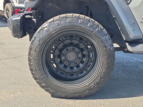 Used 2020 Jeep Gladiator Overland AWD/4WD image 11