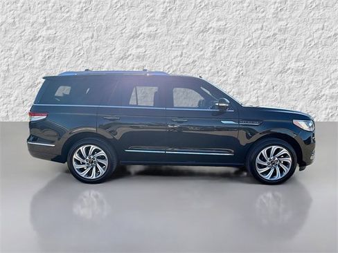 Used 2024 Lincoln Navigator Reserve image 2