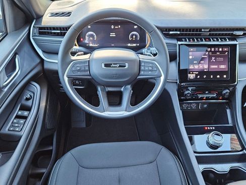 New 2025 Jeep Grand Cherokee Laredo image 12