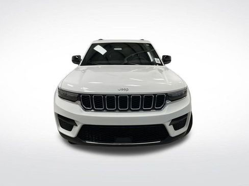 Used 2024 Jeep Grand Cherokee Laredo image 9
