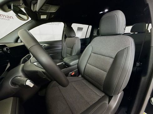 Used 2025 Chevrolet Traverse LT image 23