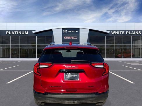 Used 2024 GMC Terrain SLE w/ Driver Convenience Package image 6