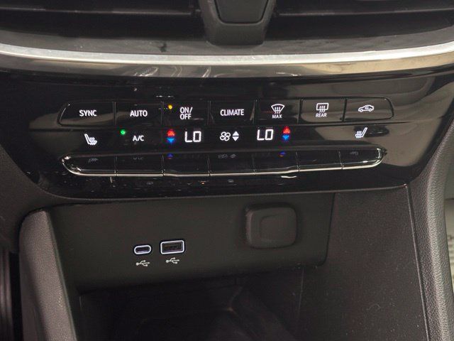 Used 2024 Buick Encore GX Avenir FWD image 29