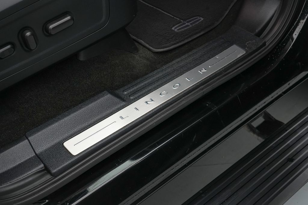Used 2017 Lincoln Navigator L Reserve AWD/4WD image 28