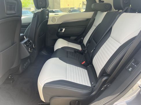 New 2025 Land Rover Discovery Metropolitan Edition image 12