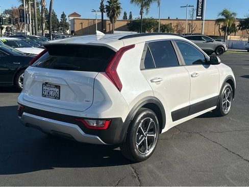 Certified 2025 Kia Niro EX image 6